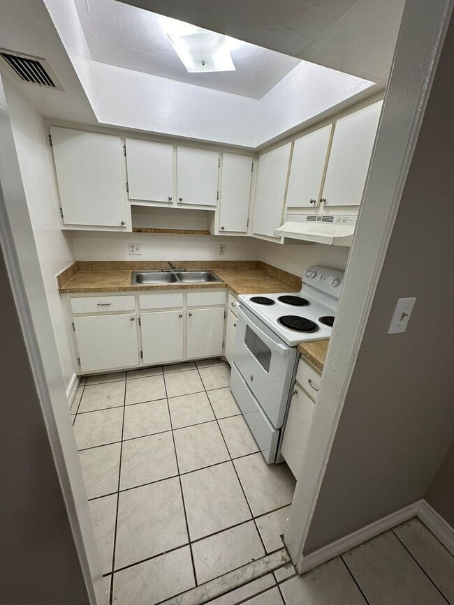 Building Photo - Green Tee - # 320