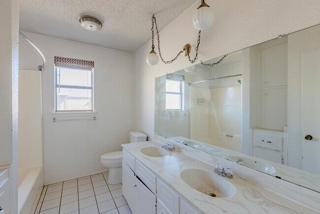 Foto del edificio - 6826 Austin Ave