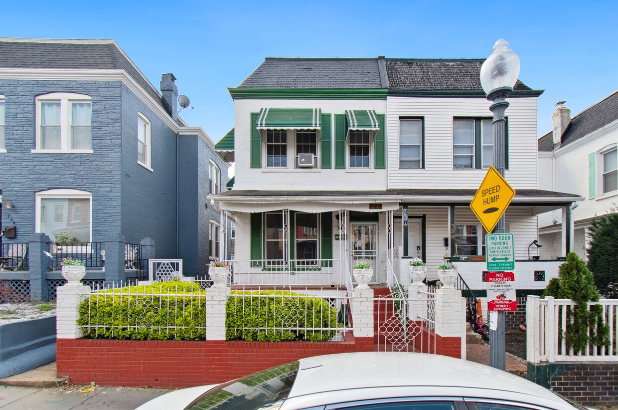 Primary Photo - Large 5BR/2BA Row home newly renovated