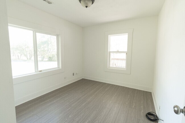 Foto del edificio - 2 Bed 1 Bath Central Columbia