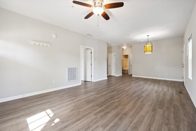 Building Photo - Close to downtown 3 bed/2 bath with fantas...