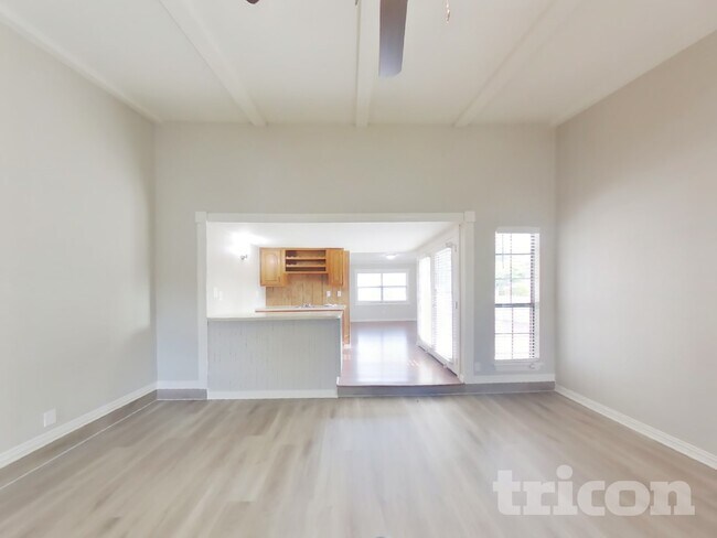 Foto del edificio - 414 Hemlock Dr