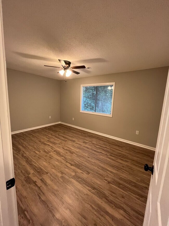 Building Photo - 2 Bedroom/1.5 Bathroom Townhome in Clemson, SC!