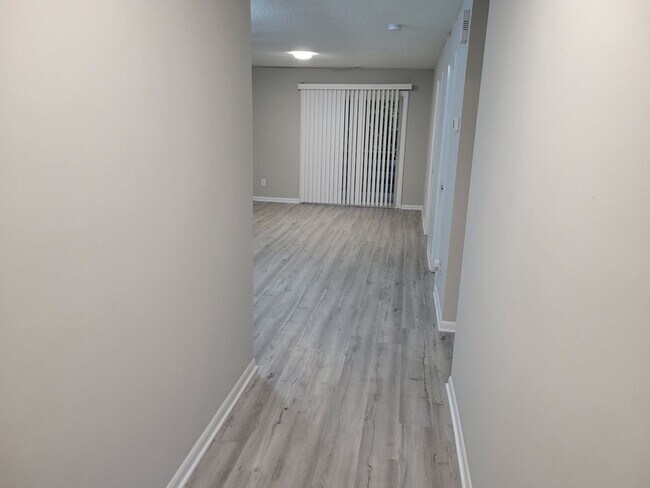 Foto del edificio - Renovated Duplexes with Great Specials!