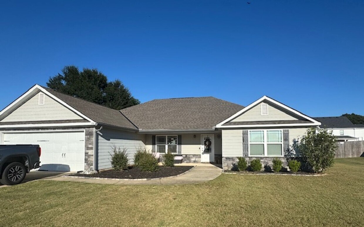 Foto principal - 4br/2ba Pet friendly 1-level home in Fort ...