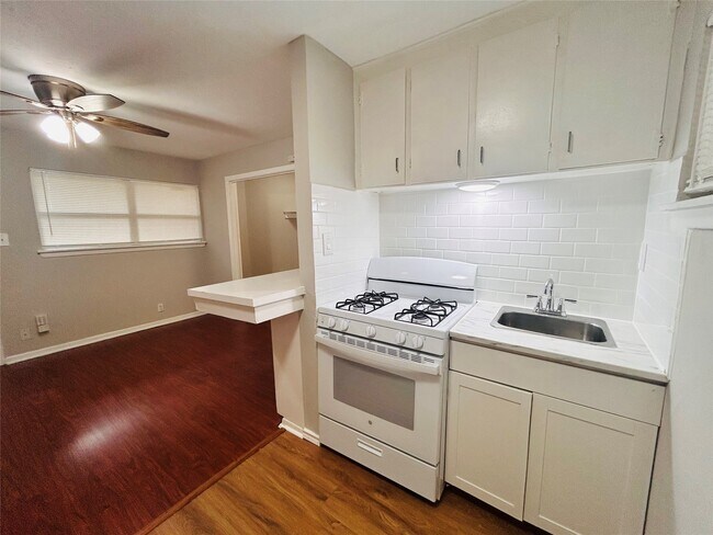 Foto del edificio - 8803 Timberside Dr
