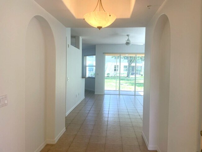 Foto del edificio - Elegant 3 Bedroom End-Unit Condo with Screened Lanai & Pond Views and A Private Garage