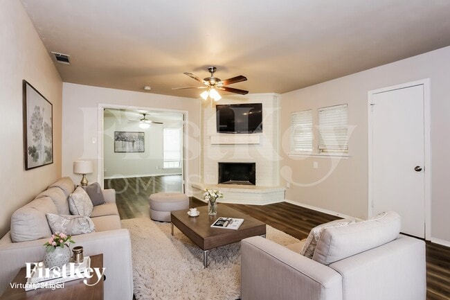 Building Photo - 5614 Sarasota Dr