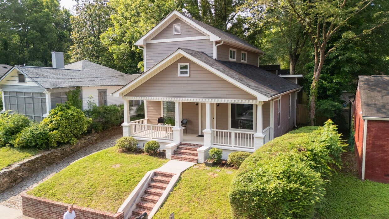 Foto principal - Spacious 4/3.5 w/ Master on Main and Fully...
