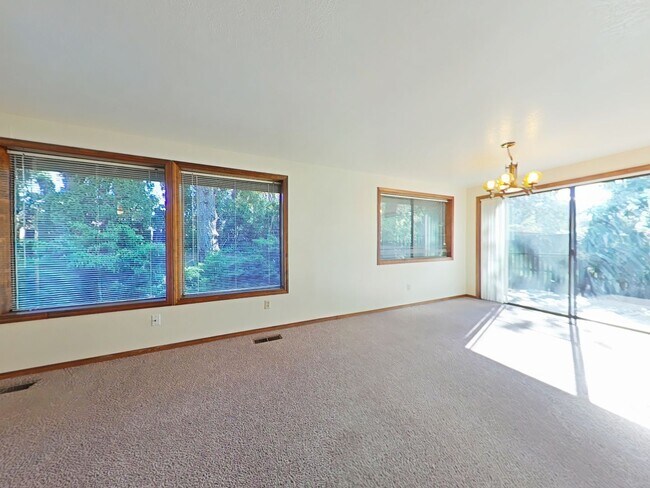 Foto del edificio - SPRING SPECIAL ~ $1150 OFF FIRST MONTH RENT