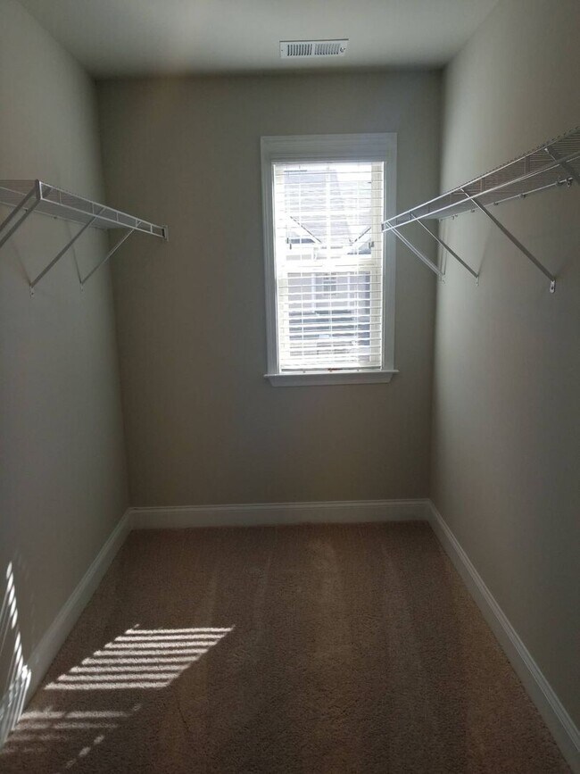 Foto del edificio - Single Family 3 Bedroom Townhome in Woodst...