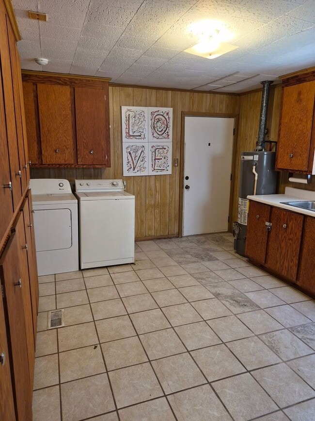 Building Photo - 607 Pinetree Rd