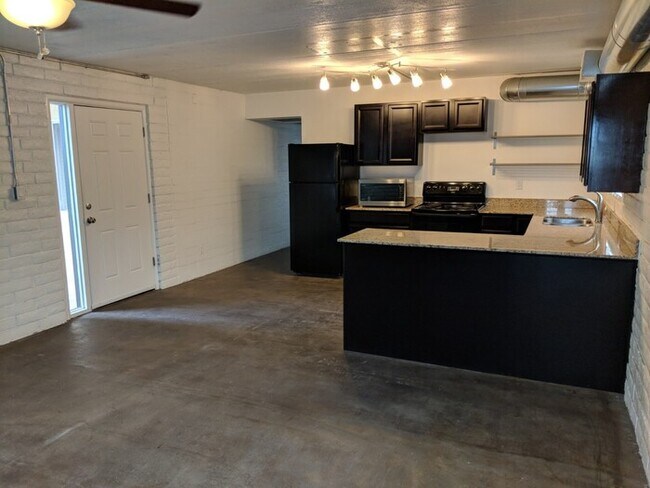 Building Photo - 1835 E Don Carlos