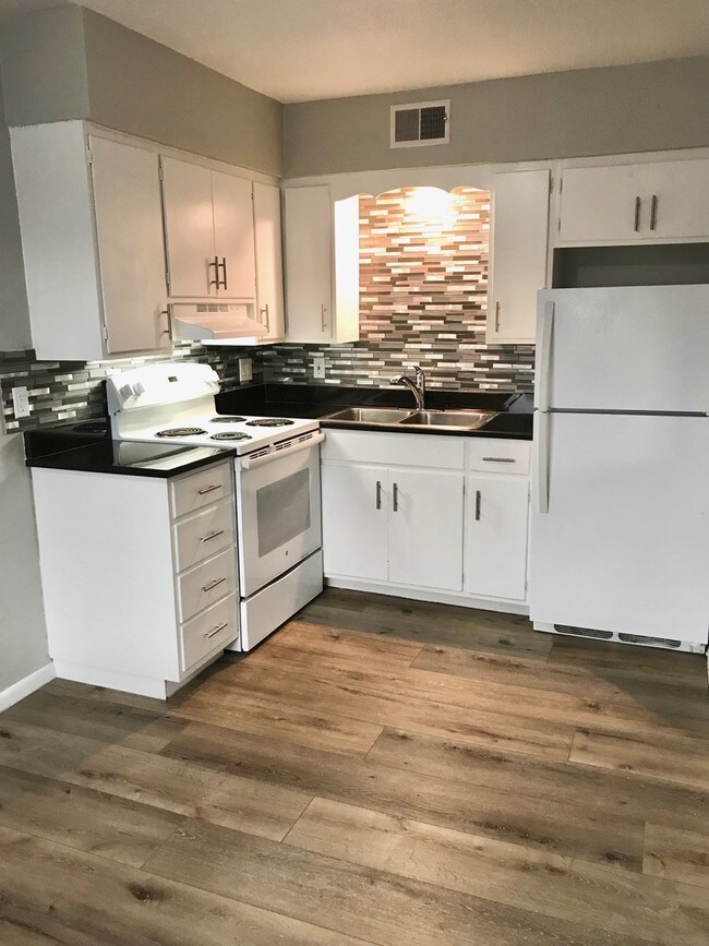 Granite Countertops - 1719 S Sterling Ave