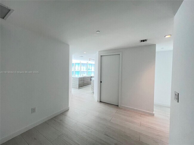 Foto del edificio - 650 NE 32nd St