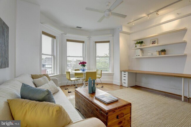 Foto del edificio - 3155 Mt Pleasant St NW