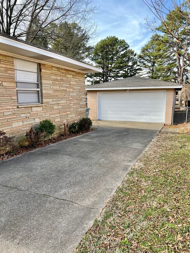 Foto del edificio - 3 Bedroom, 1.5 Bathroom Home on Southside ...