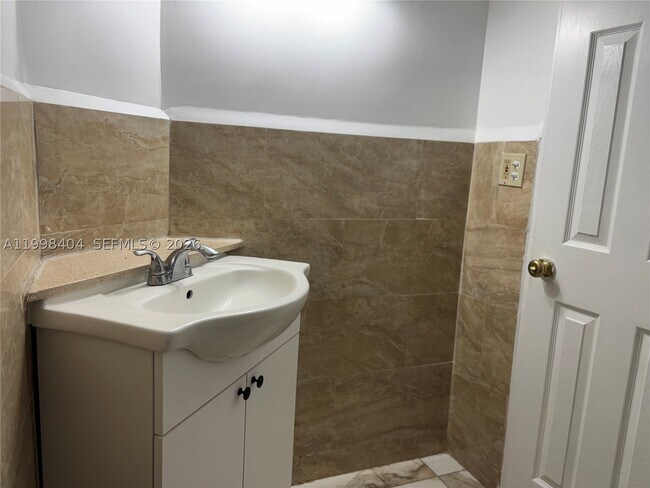 Foto del edificio - 1501 NE 191st St
