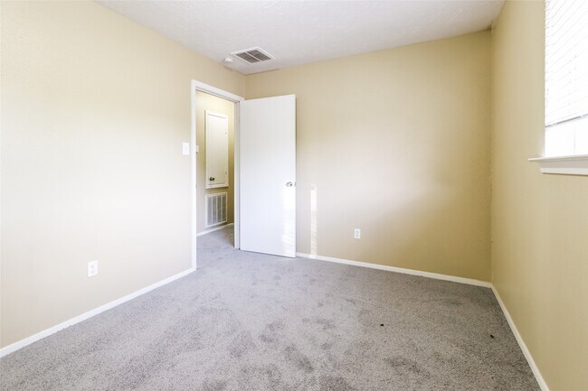 Foto del edificio - 2227 Lexington Woods Dr