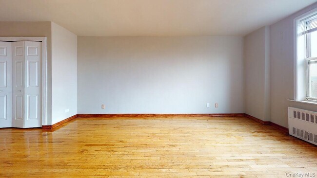Foto del edificio - 66-15 Thornton Pl
