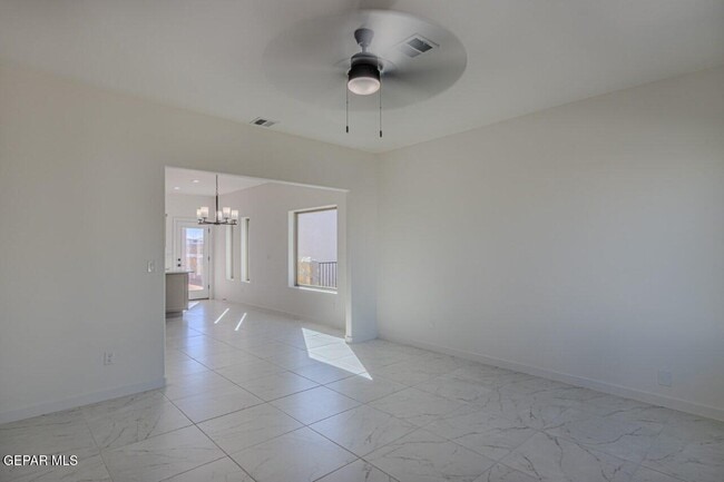 Building Photo - 500 E San Antonio Ave