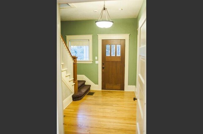 Foto del edificio - North End Tacoma Craftsman - 3 bedroom 1.7...