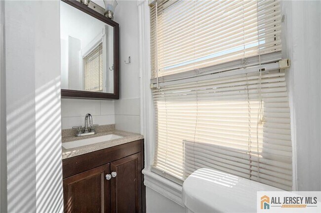 Building Photo - 230 John St