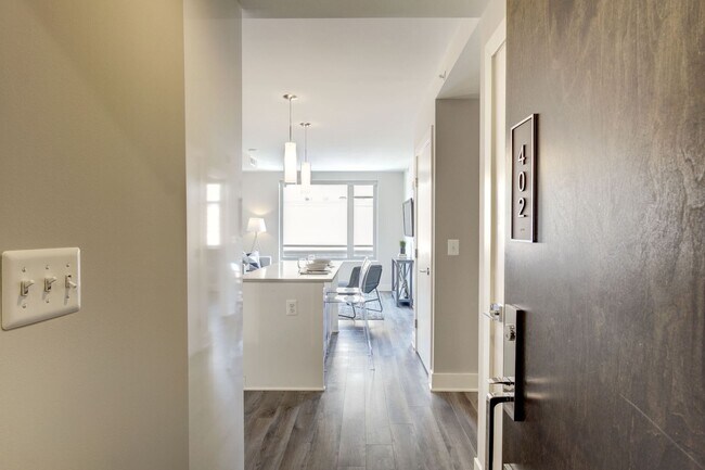 Foto del edificio - Live in Luxury at Logan 13
