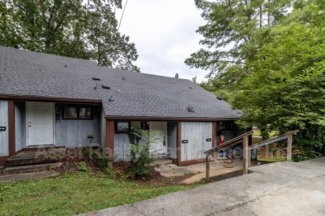Building Photo - 102 Walnut Ln