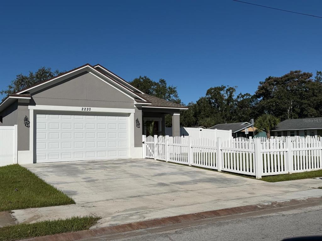 Foto principal - 2220 Smith St