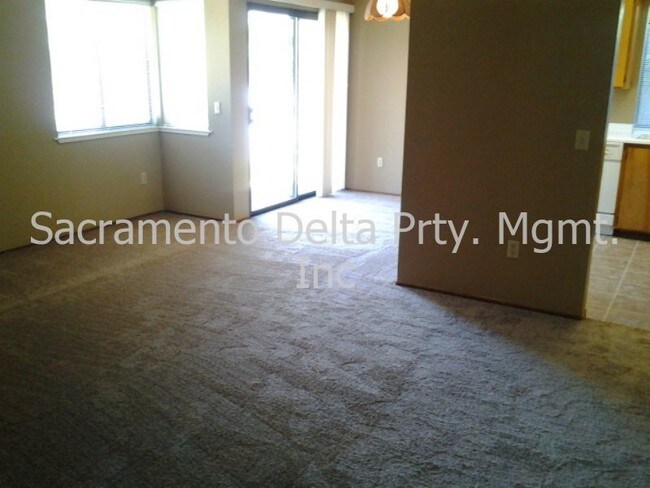 Building Photo - Great Roseville home near the Galleria Mall!