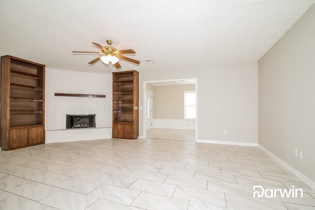 Building Photo - 3821 Oakcliff Dr