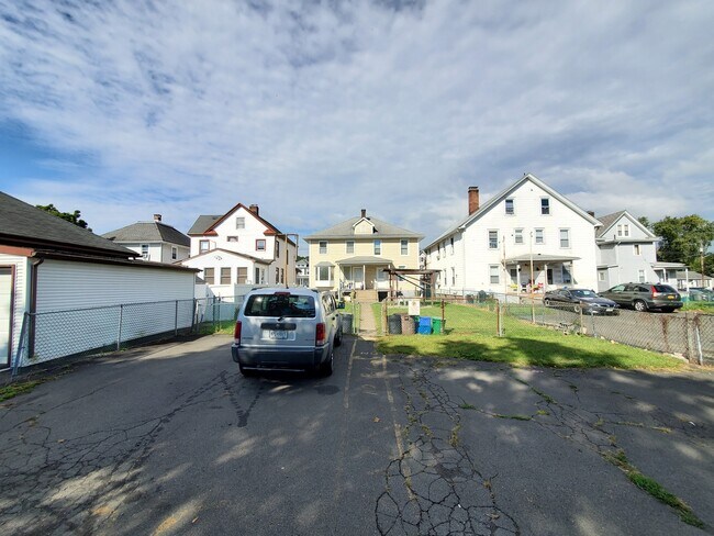 Foto del edificio - 22 Demarest Ave