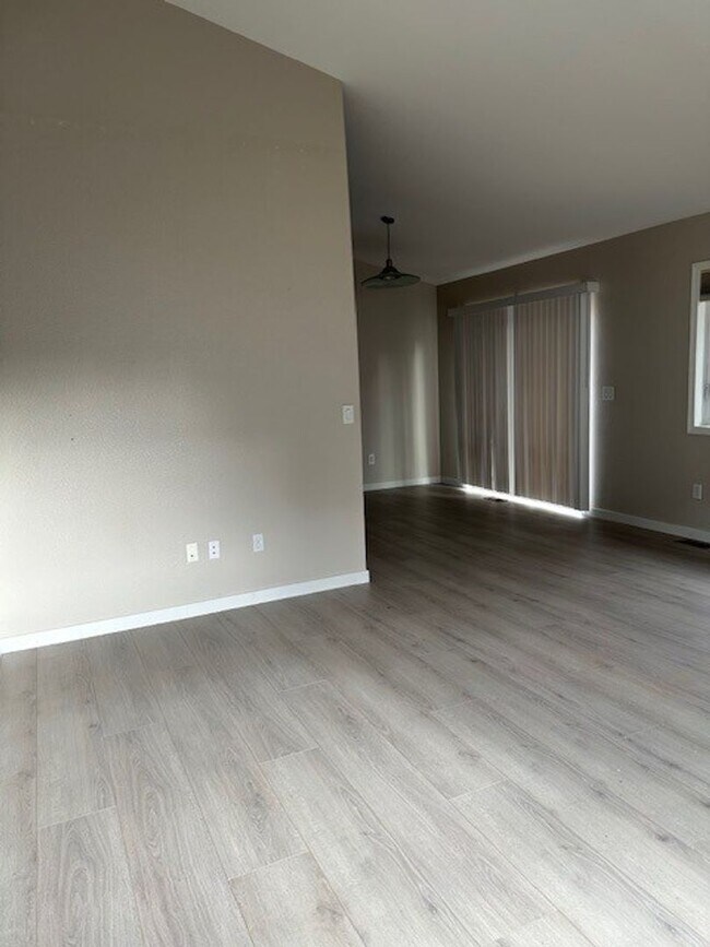 Foto del edificio - Must See- 3 BD | 2 BA Duplex!