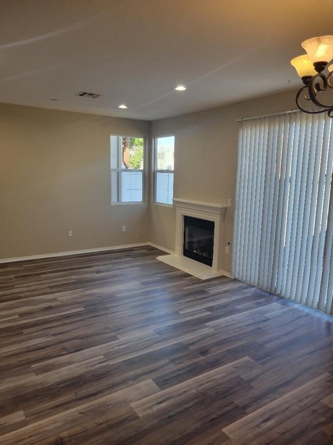 Building Photo - BEAUTIFUL SPACIOUS TOWNHOUSE IN GREAT LOCA...