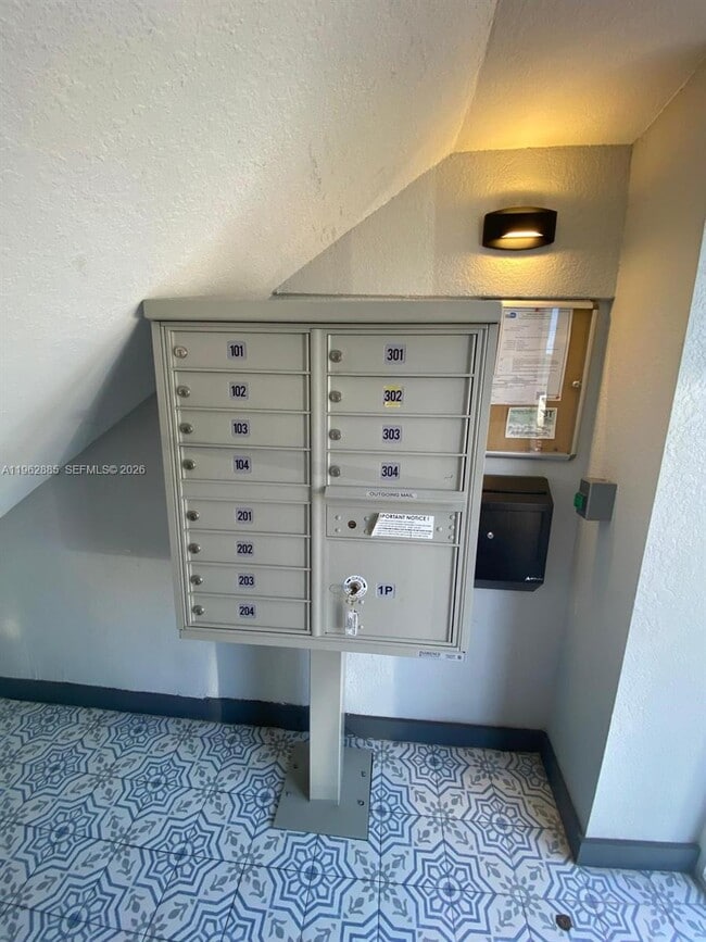 Building Photo - 628 SW 16th Ave