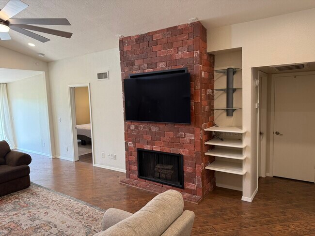 Building Photo - 1231 E Bluebell Ln