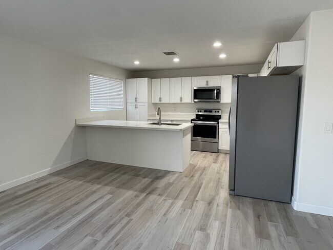 Foto del edificio - 824 W Romo Jones St