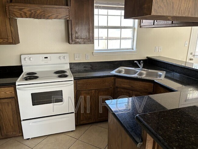 Foto del edificio - 206 W Albatross Ave