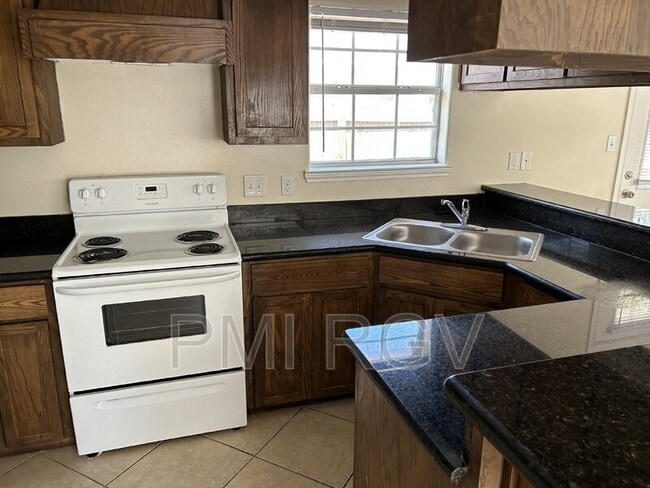 Building Photo - 206 W Albatross Ave