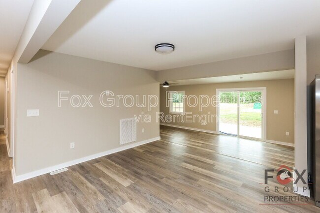 Foto del edificio - 152 Midway Lake Rd