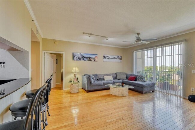 Foto del edificio - Annual UNfurnished 2/2 condo on top floor ...