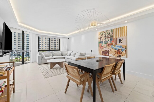 Building Photo - 520 Brickell Key Dr