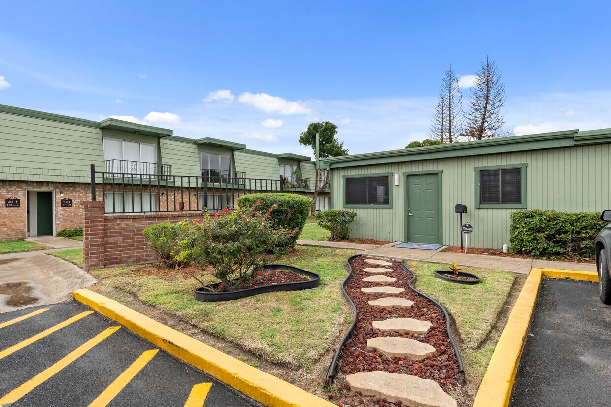 Oasis Rentals in Brownsville at 425 N Expressway Brownsville, TX