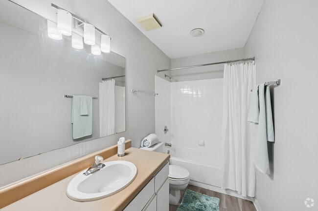 Casa adosada de 2 dormitorios y 1,5 baños - 1026 pies cuadrados - Baño - Lexington Village Apartments