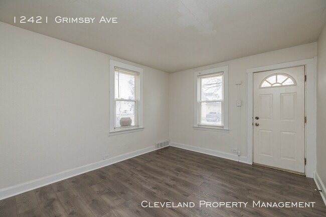 Building Photo - Spacious 3 Bedroom Home