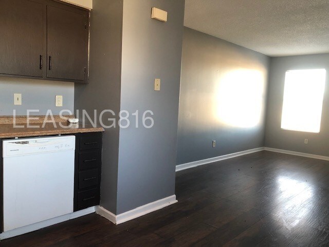 Building Photo - Split Level Duplex Near Truman. Vouchers OK!