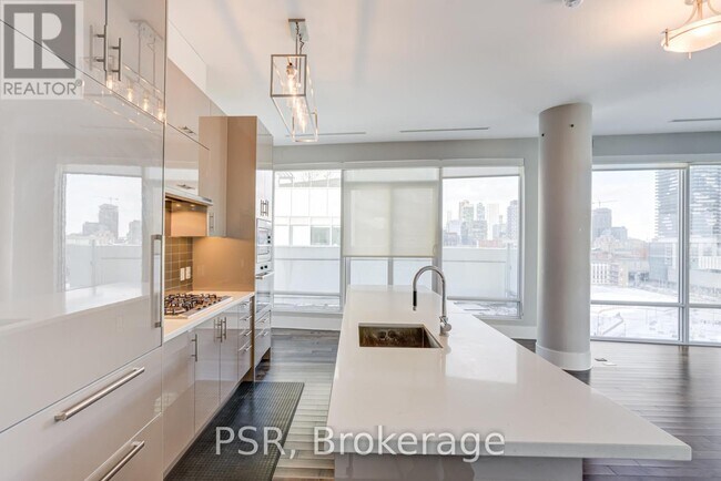 Building Photo - 29 Queens Quay E