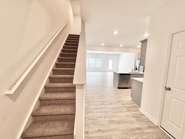 Foto del edificio - Brand-new three bedroom 2 1/2 bath townhome