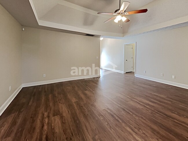 Building Photo - 230 Creekside Circle